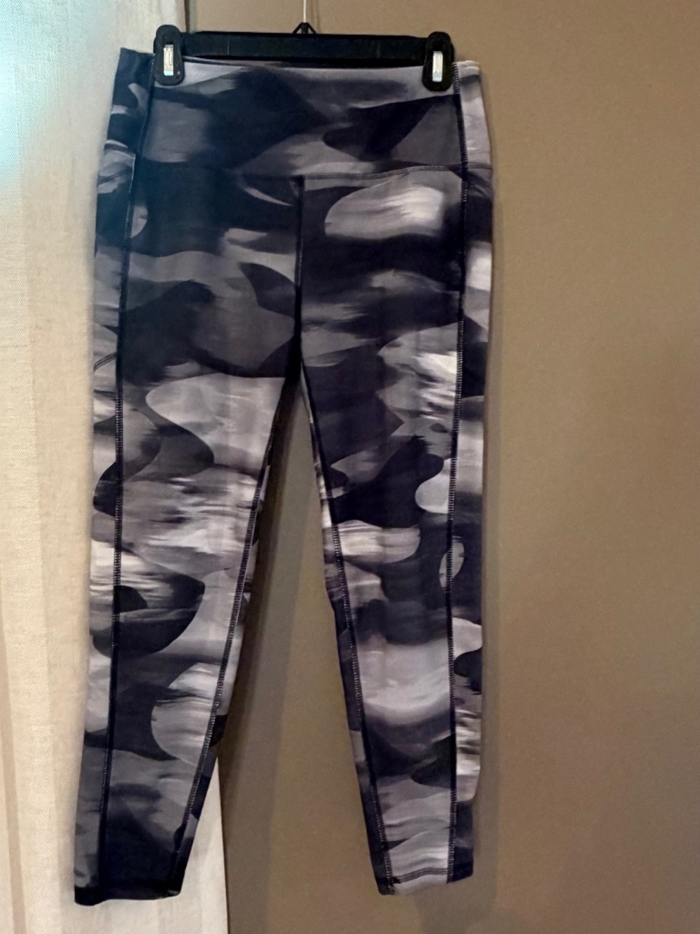 DSG Black & Gray Abstract Cropped Legging with side pockets, Size Medium